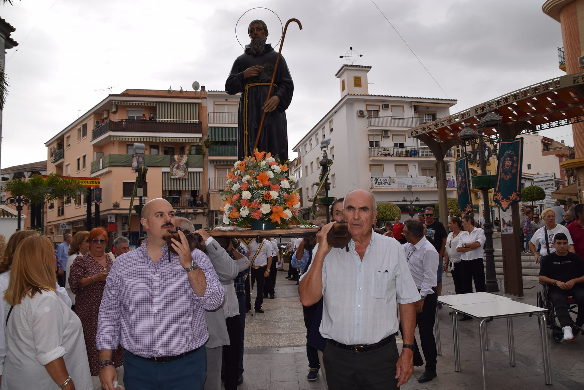 Procesionan a San Francisco de Paula por las calles de Alhaurín de la Torre (Málaga)