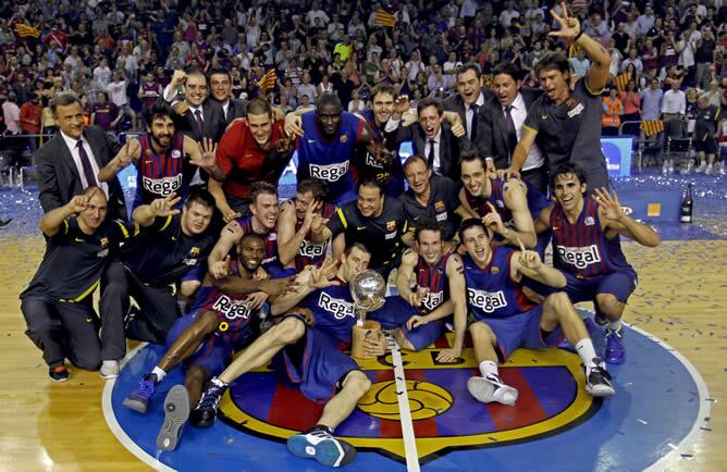Los jugadores del FC Barcelona celebran su título de la liga ACB de baloncesto tras imponerse en el quinto encuentro del 'Play Off' al Real Madrid, esta tarde en el Palau Blaugrana.