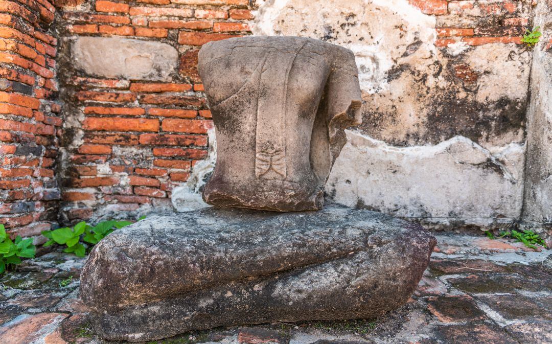 Estatua sin cabeza del antiguo Buda en Wat Mahathat (templo de la gran reliquia) en Ayutthaya,Tailandia
