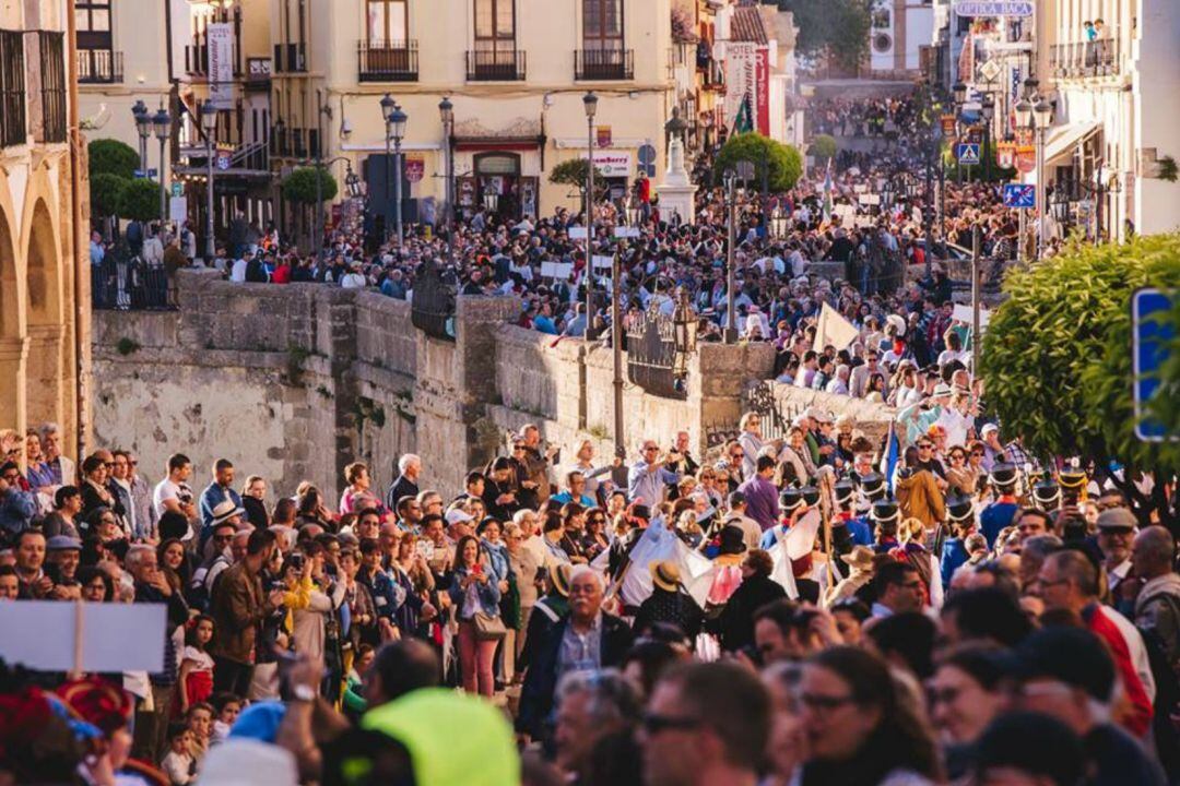 Escena del Pasacalles de Ronda Romántica a su paso por el Puente Nuevo