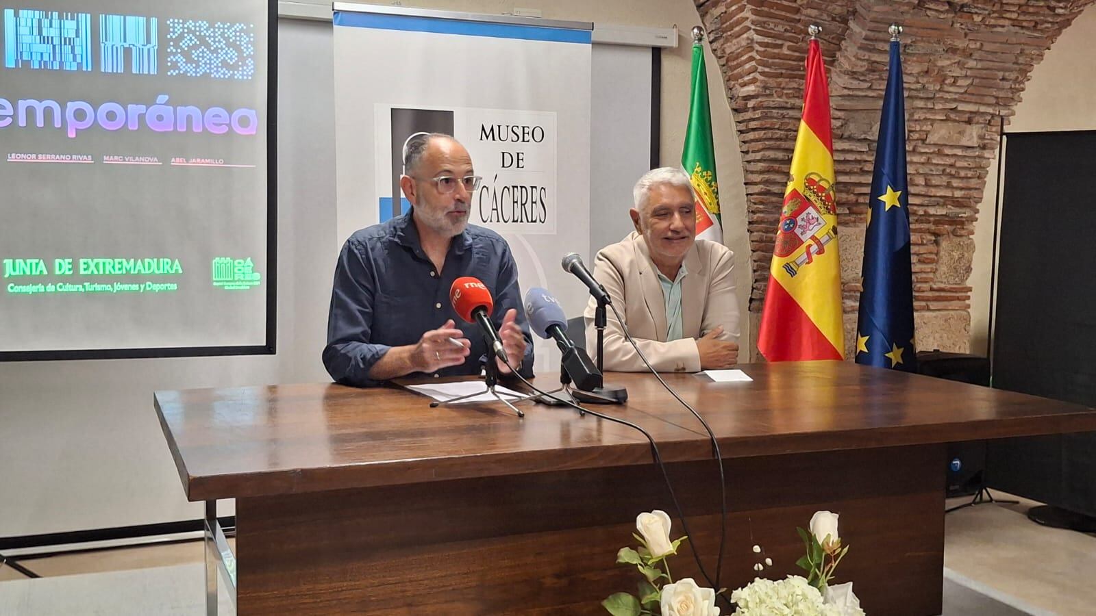 Presentación de Cáceres Contemporánea a cargo del secretario general de Cultura de la Junta de Extremadura, Francisco Palomino, y Juan Antonio Álvarez, comisario del evento
