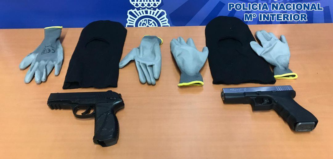 Armas utilizadas por los atracadores para asaltar los establecimientos en Jaén.