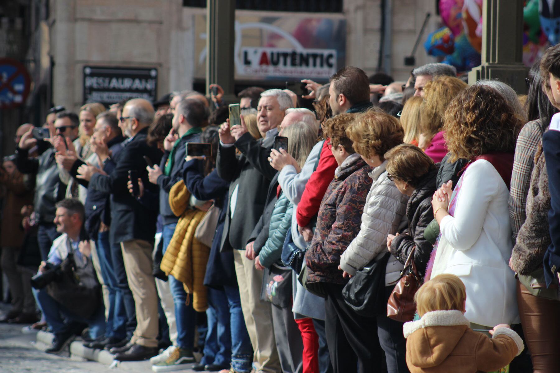 Numeroso público se ha dado cita en la plaza de España en el momento de la 'arrancà' de la Gloria