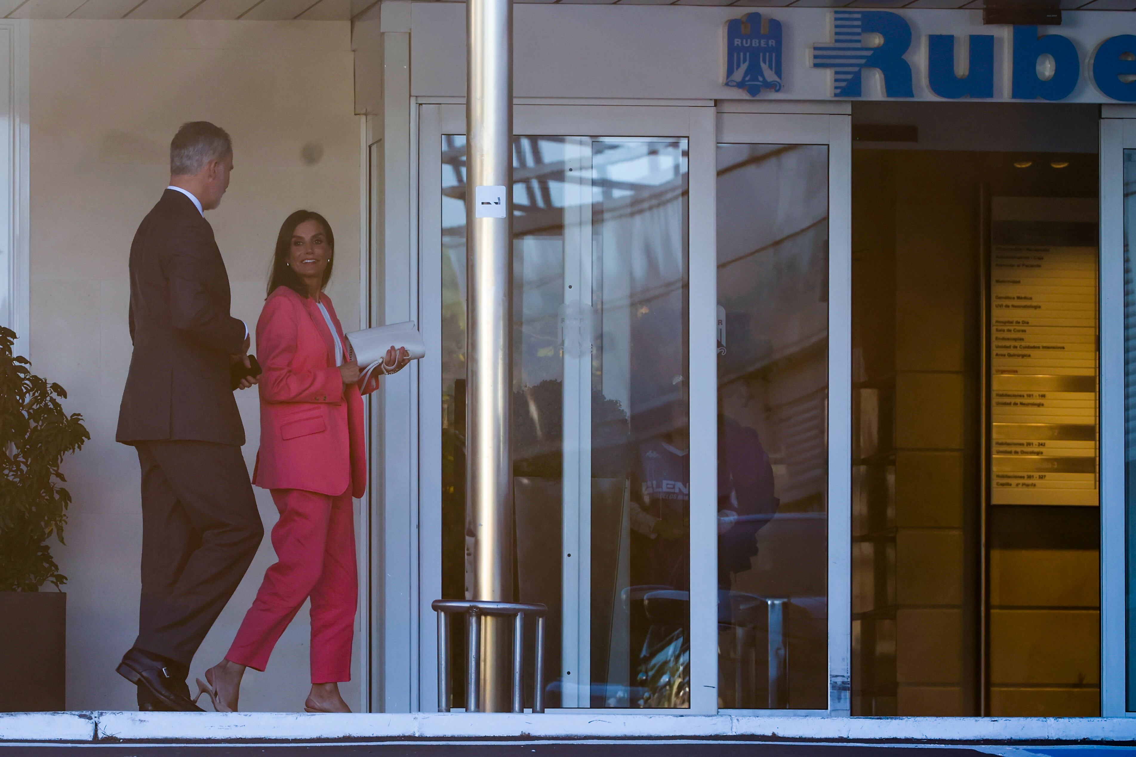 El rey Felipe VI y la reina Letizia visitan este jueves a la reina Sofía, que permanece ingresada en la clínica Ruber Internacional de Madrid después de pasar su segunda noche en el centro sanitario a causa de la infección urinaria.