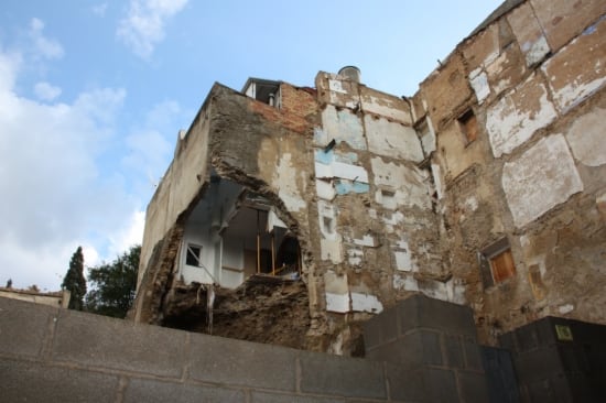Part d'una habitatge de el carrer Progrés de Tortosa s'ha esfondrat a causa de les pluges.