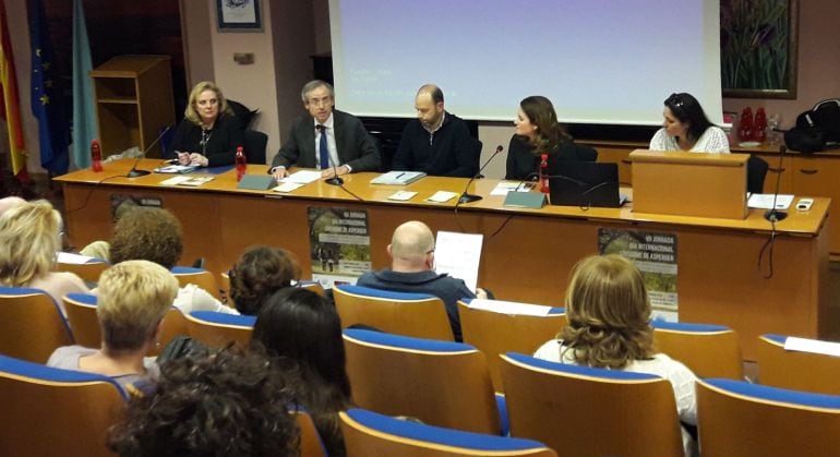 Imagen de la VII Jornada del Día Internacional del Asperger celebrada en la UMU. A la derecha, Sacha Sánchez Pardiñez, diagnosticada de asperger y madre de un niño y una niña que también sufren el trastorno