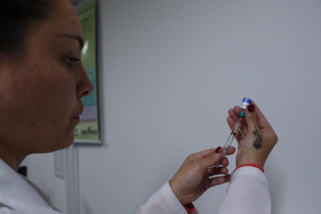 Una doctora aplica una inyección contra el sarampión, este miércoles en un hospital de Sao Paulo (Brasil).