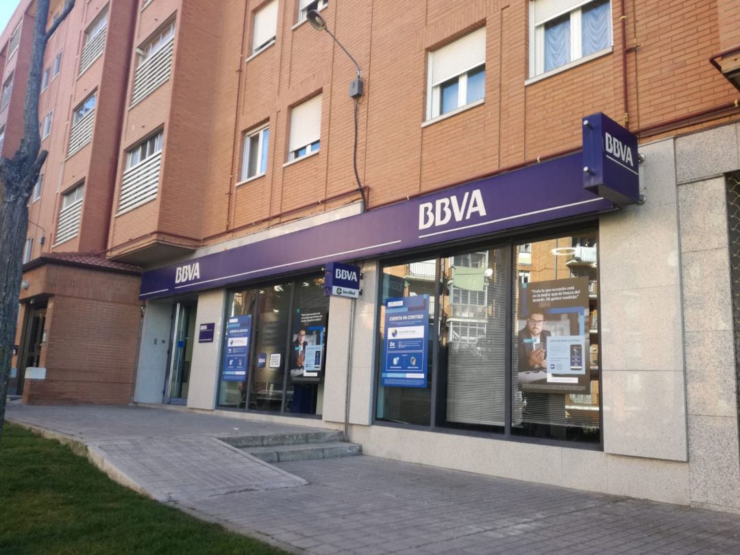 Fachada de la oficina del BBVA en el barrio de La Albuera