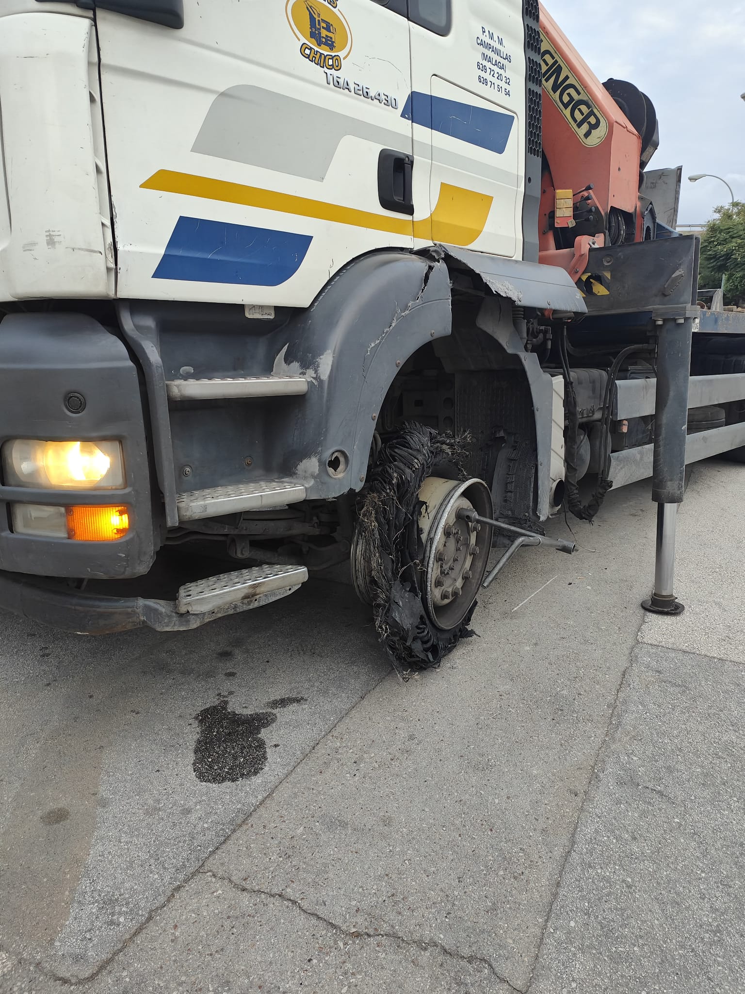 Reventón de la llanta del camión accidentado en Rincón de la Victoria (Málaga)