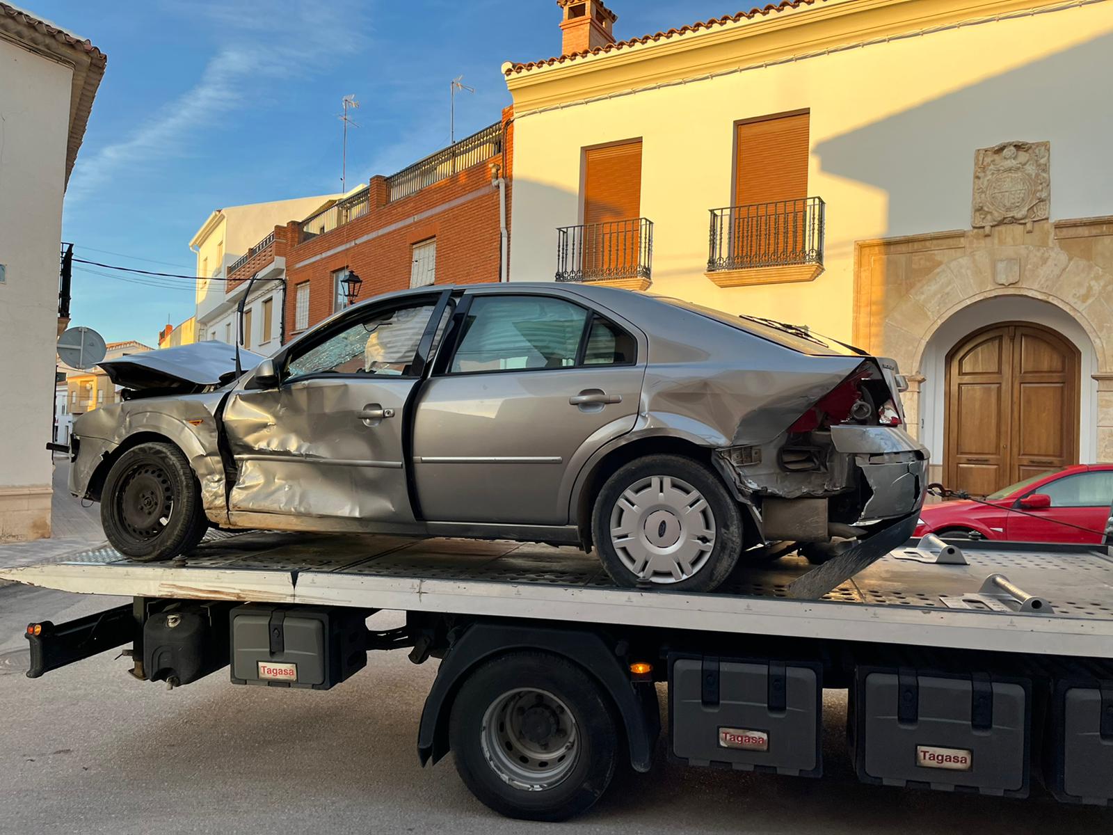 Uno de los vehículos que han colisionado en Las Pedroñeras