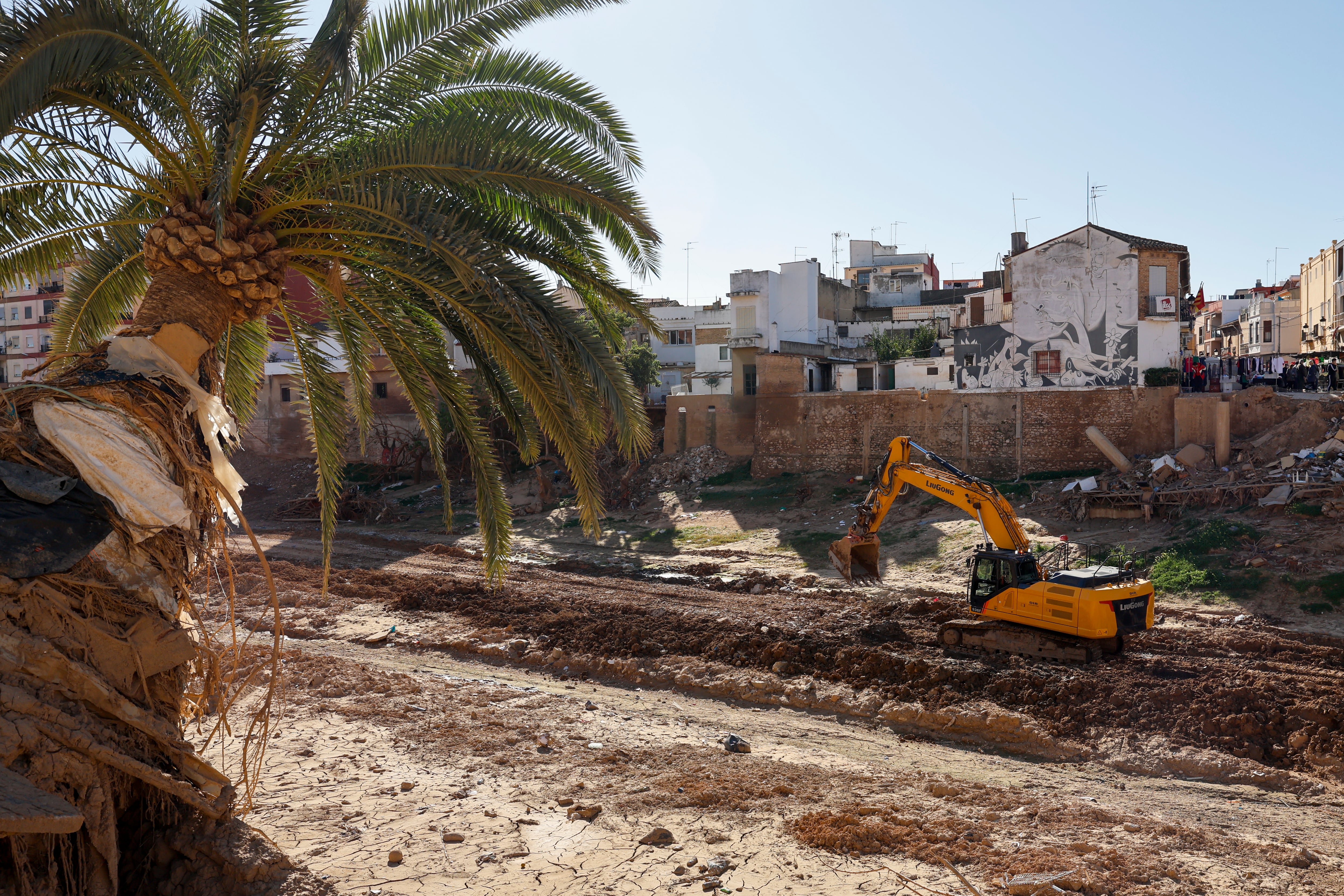 GRAFCVA4655. PAIPORTA (VALENCIA), 13/01/2025.- Vista general de los trabajos de limpieza en el barranco del Poyo a su paso por Paiporta durante este lunes. EFE/Ana Escobar
