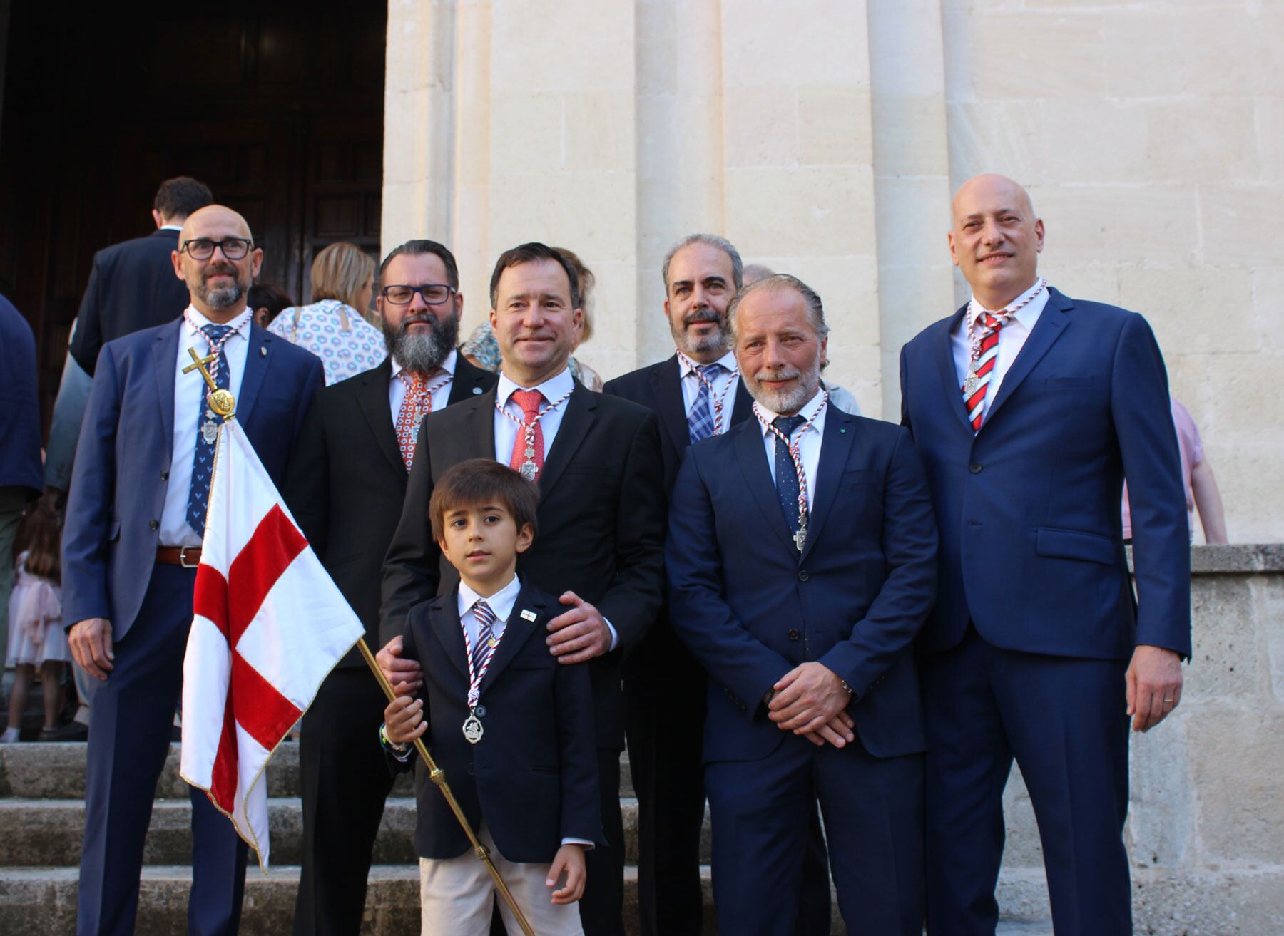 Mauro Abellán junto a su padre y a los cargos del 2024 en las escaleras de la iglesia de Santa María