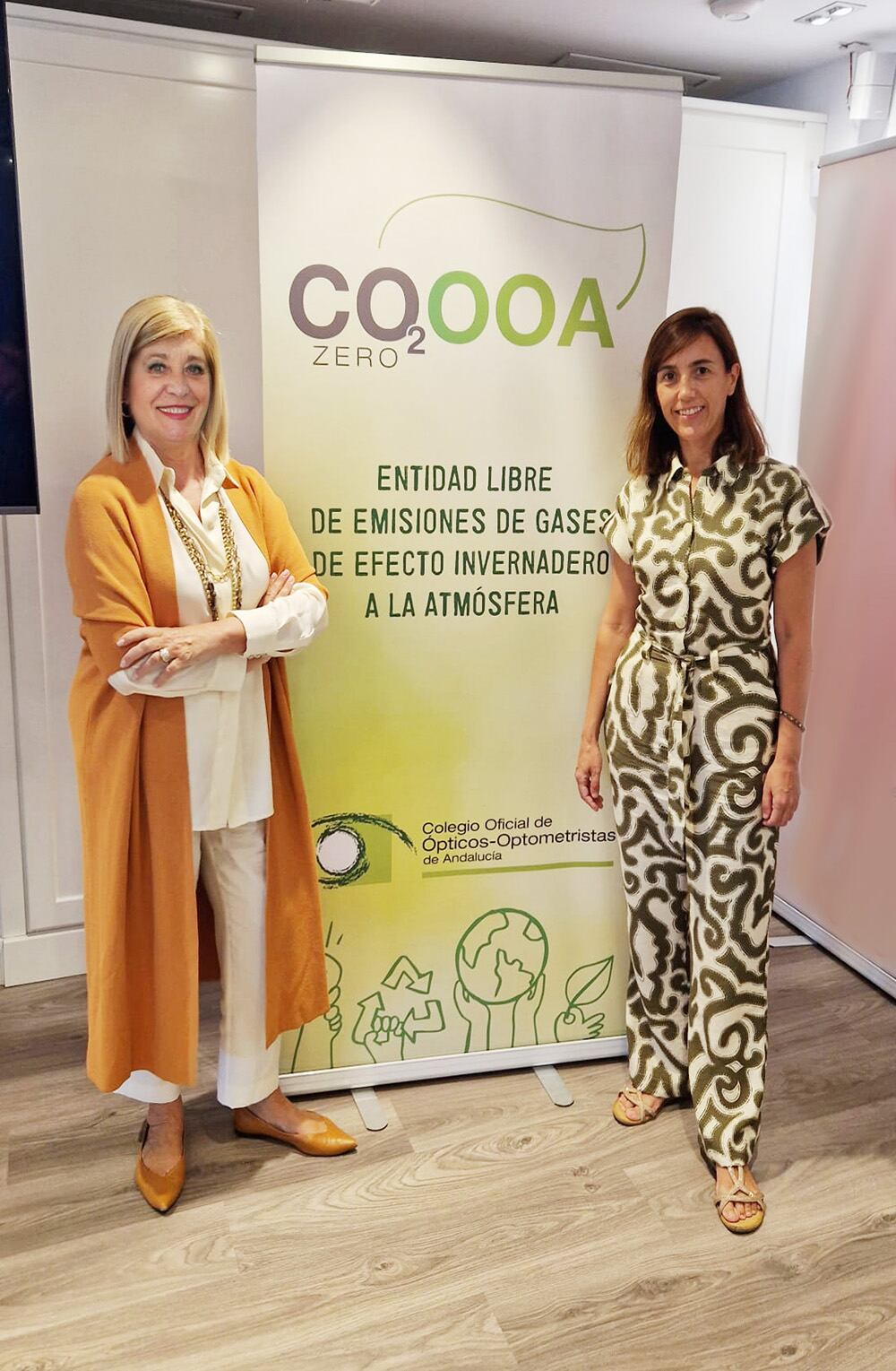 Blanca Fernández, decana-presidenta del COOOA, junto a Begoña Antolín, delegada en Sevilla del COOOA y coordinadora del proyecto.