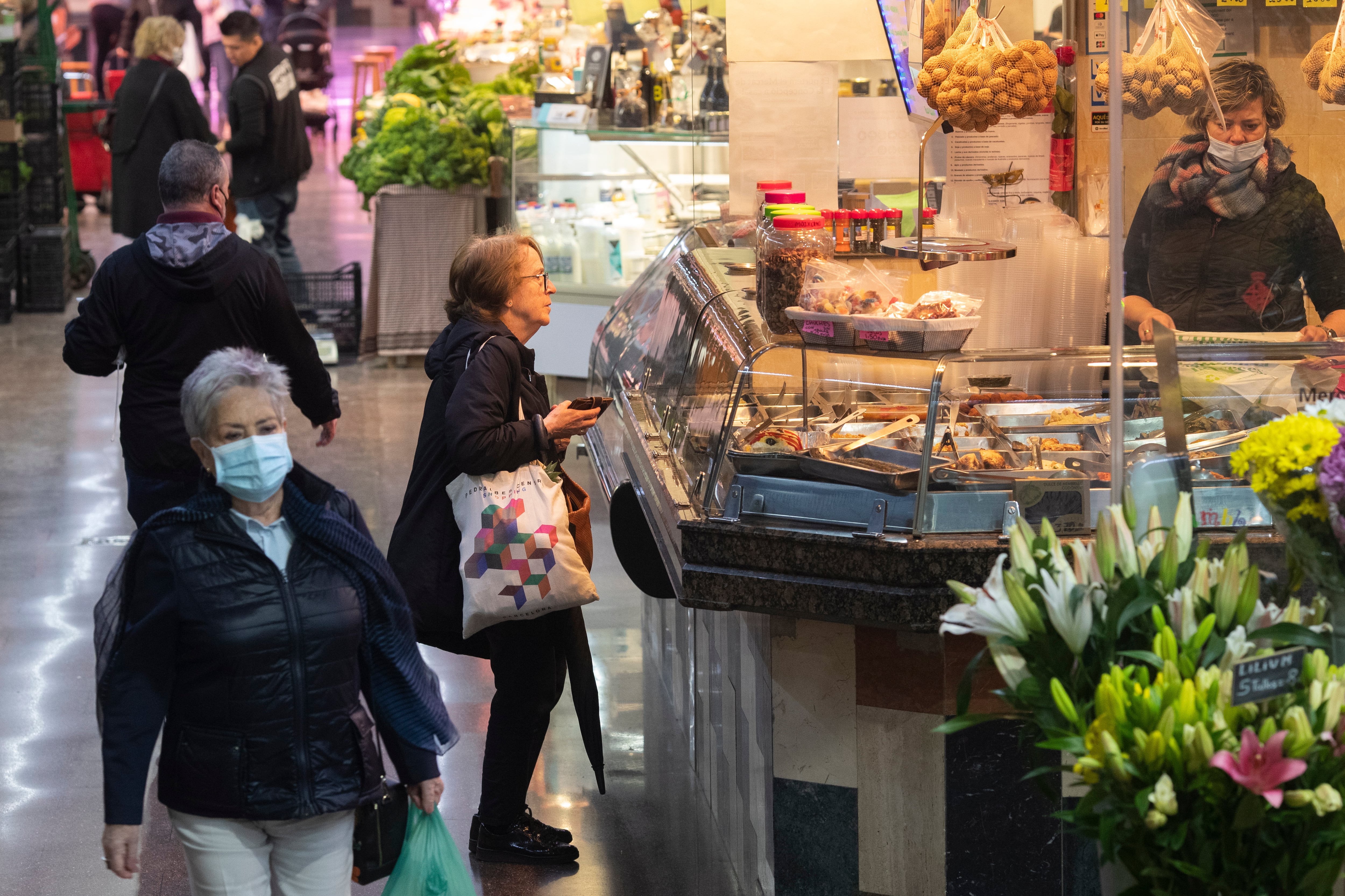 Vista de una parada del Mercado de la Concepción de Barcelona este miércoles cuando el final de las mascarillas en interiores ha sido recibido con cierta alegría y alivio por parte de la mayoría de los ciudadanos.