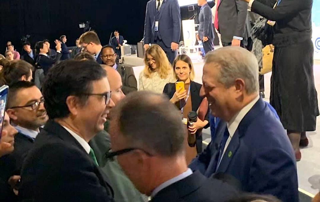 Martínez Linares, a la izquierda, saluda a Al Gore, en la Cumbre del Clima de Madrid.