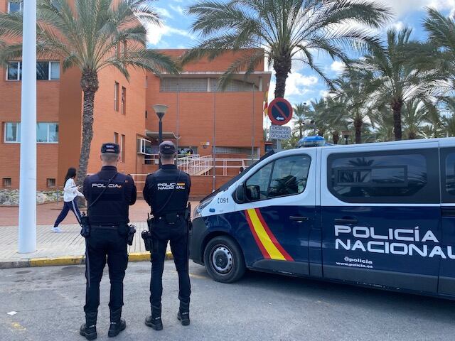 Policías Nacionales delante de la comisaría de Elche