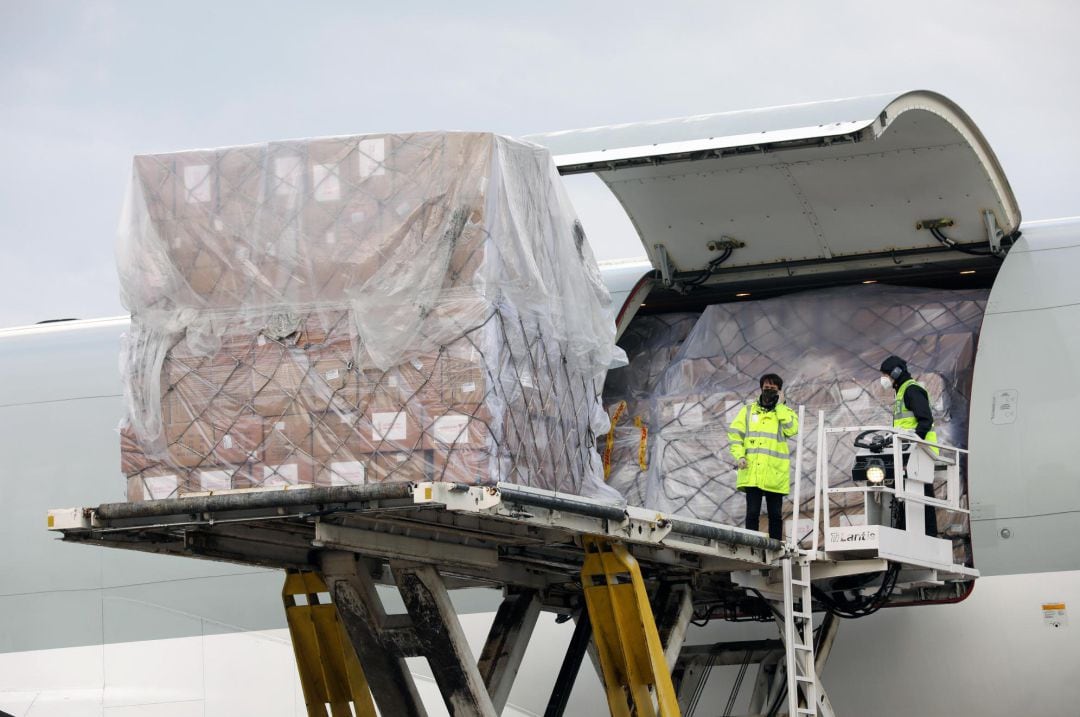 La Generalitat Valenciana ha fletado otros tres vuelos este fin de semana con material sanitario de protección para la Comunitat Valenciana, dentro de la operación Ruta de la Seda.En la imagen, la llegada hoy al aeropuerto de Manises (Valencia) del vuelo procedente de Shanghai, con escala en Doha, con 1,7 millones de mascarillas, 167.544 monos EPI y 50.000 gafas, en total 47,6 toneladas de material