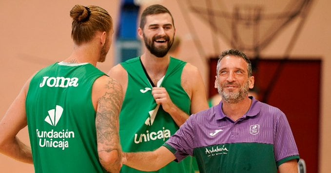 Ibon Navarro, Dylan Osetkowski y David Kravish en un entrenamiento/ Unicaja Photo Press