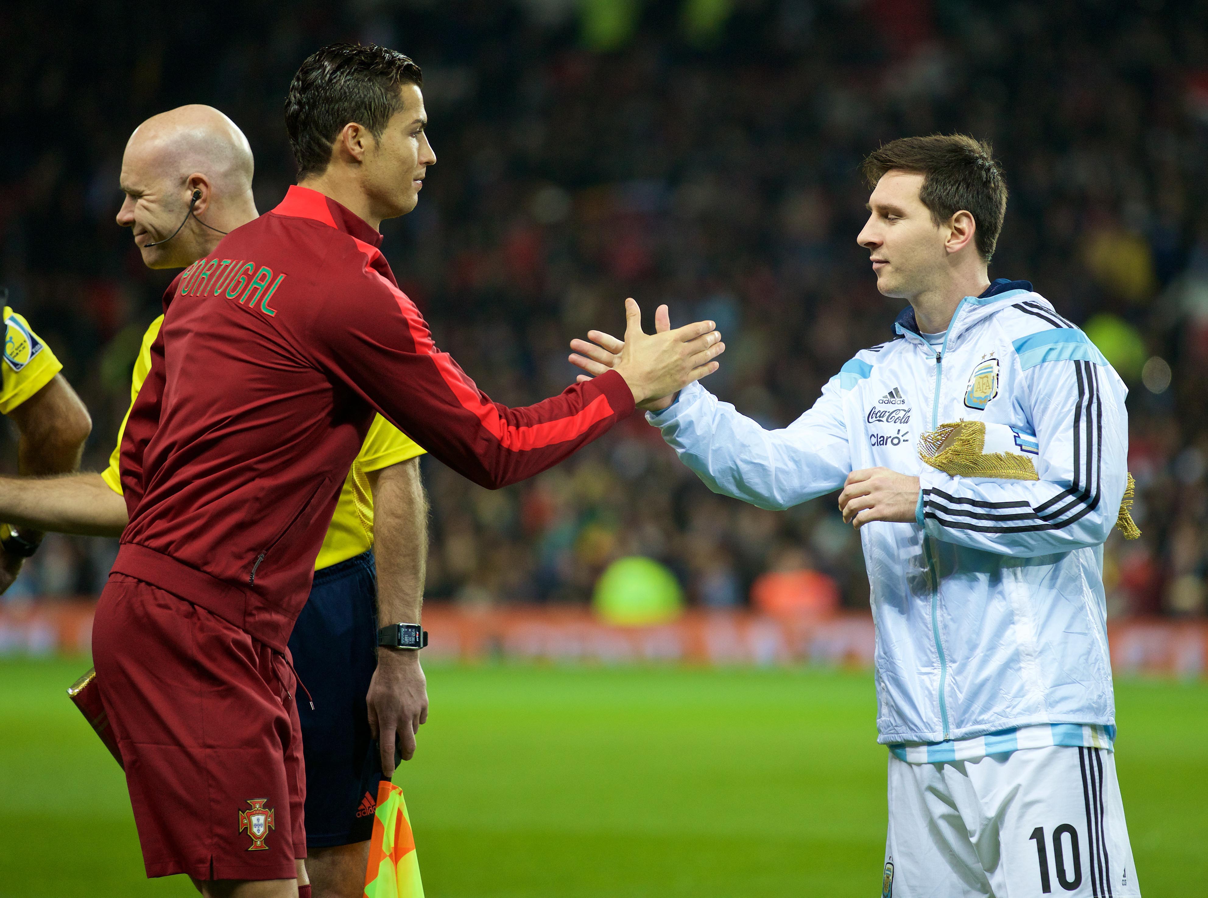 Cristiano Ronaldo y Leo Messi en un partido entre Portugal y Argentina (Photo by David Rawcliffe/Anadolu Agency/Getty Images)