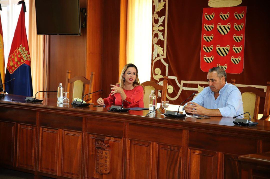 La presidenta del Cabildo de Lanzarote, María Dolores Corujo, y el consejero de Promoción Turística, Ángel Vázquez.