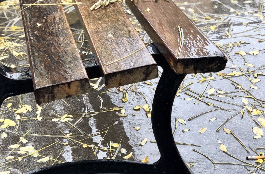 Detalle de la lluvia en un banco, en Jaén.