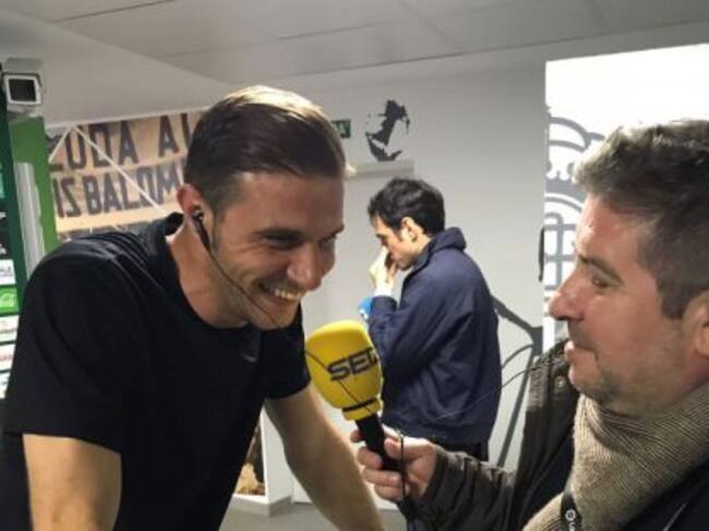 Joaquín atendiendo el micrófono de El Larguero