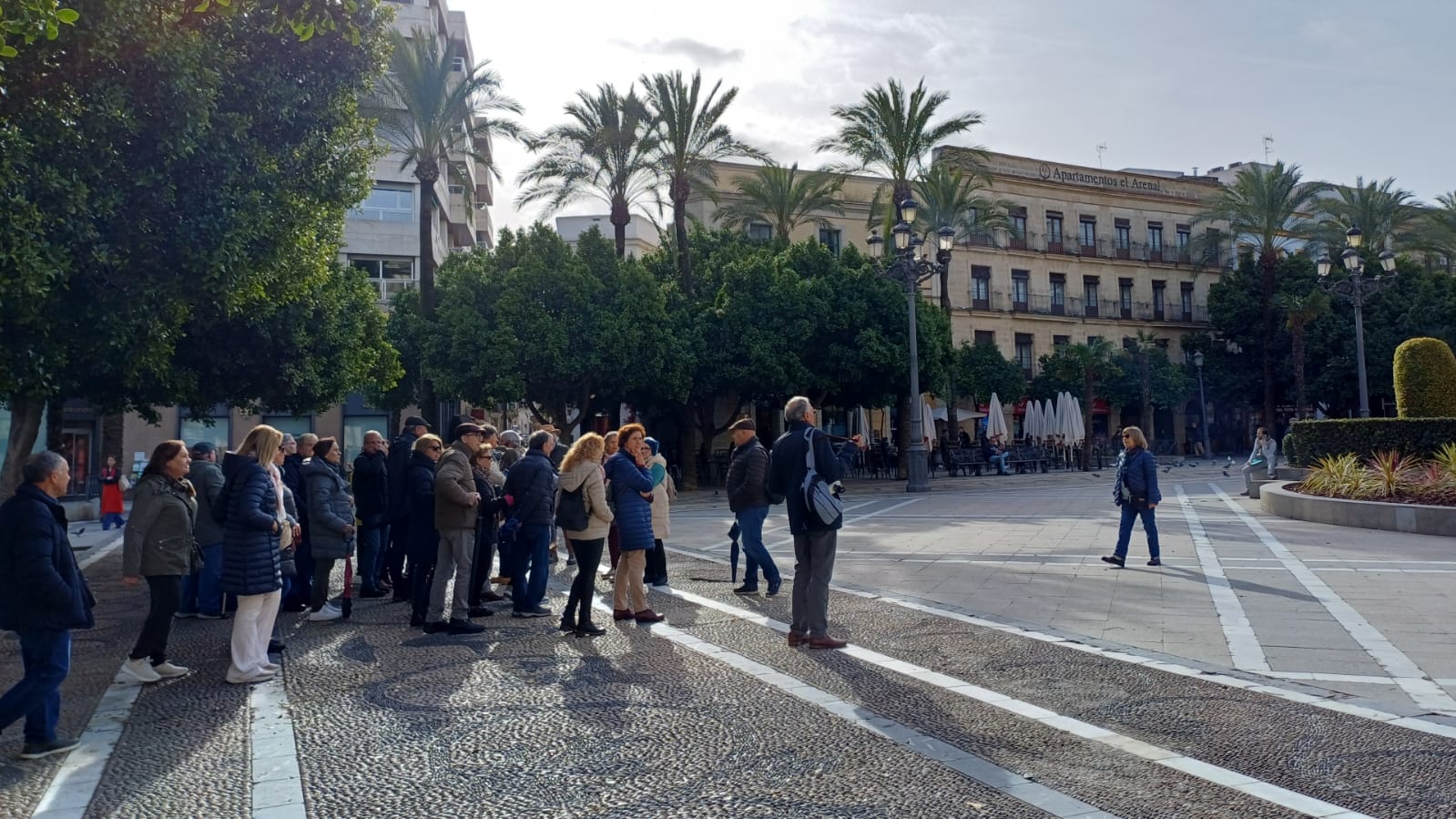 Un grupo de turistas en la plaza del Arenal, Jerez
