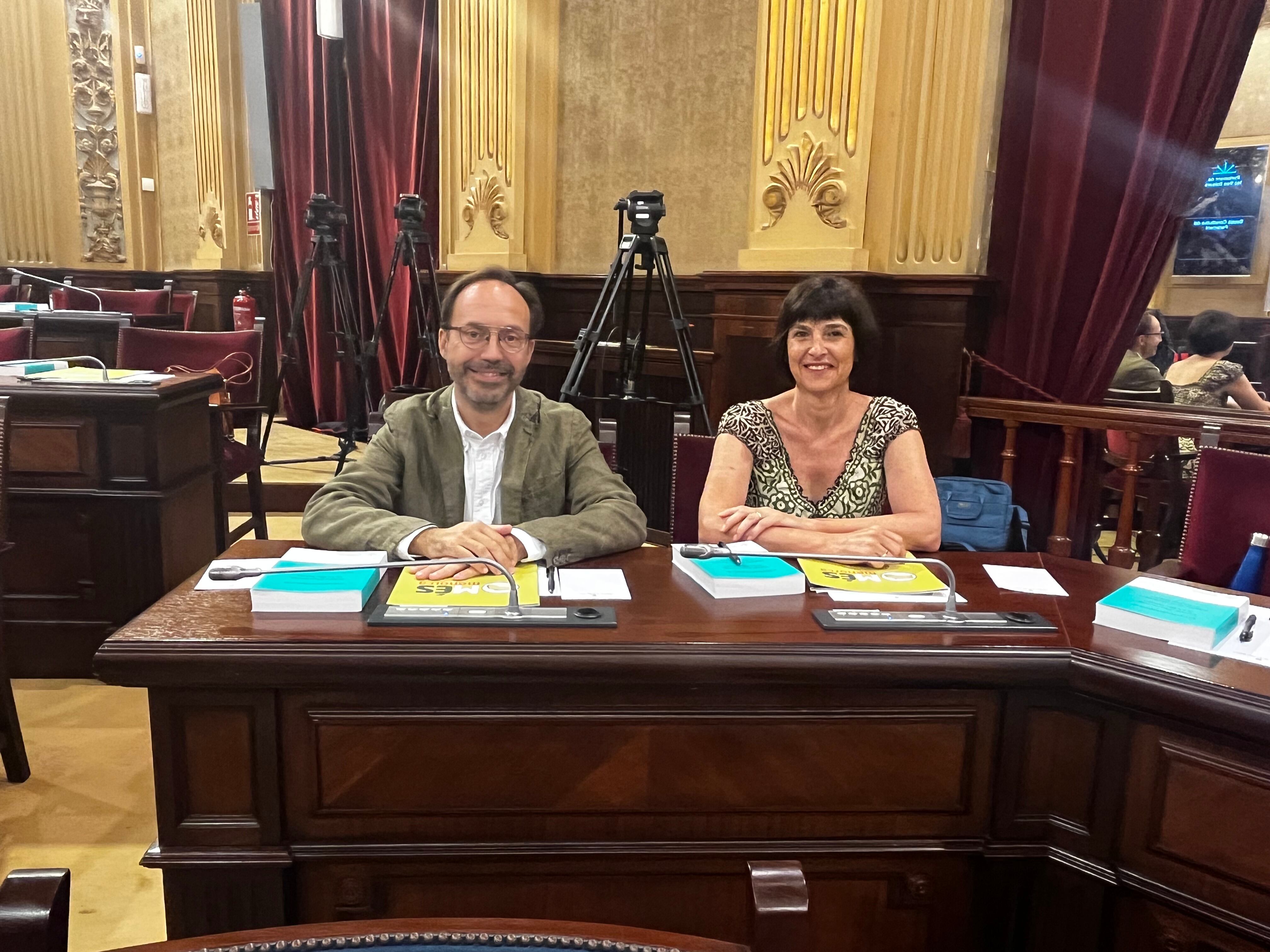 Josep Castells i Joana Gomila al Parlament