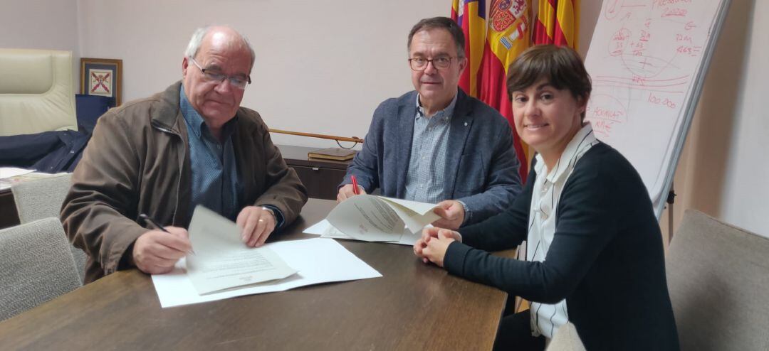 Un momento durante la firma del convenio con la Asociación de Vecinos