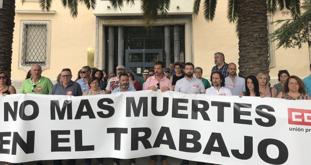 Concentración UGT y CCOO ante la delegación del Gobierno de la Junta.