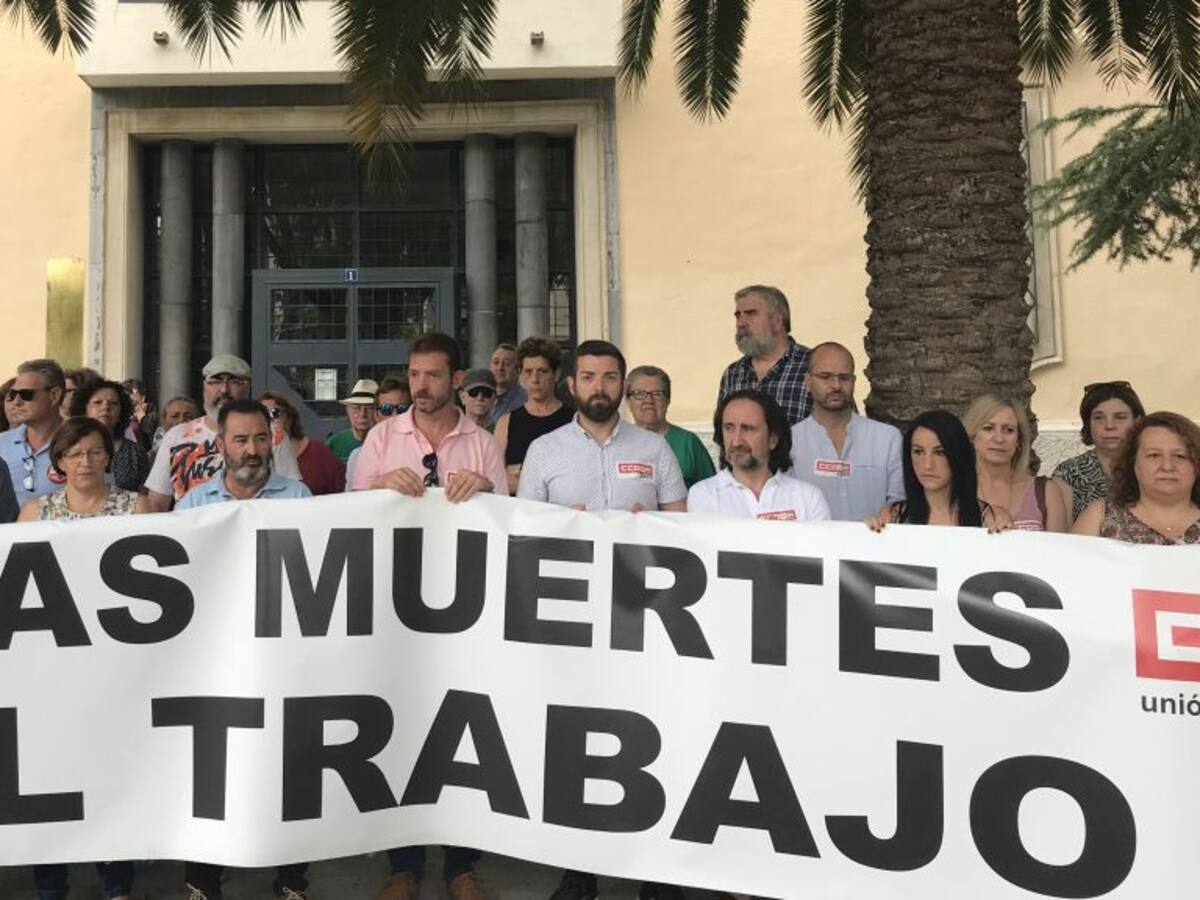 UGT y CCOO se concentran por el accidente laboral que costó la vida a un trabajador en Pozo Alcón