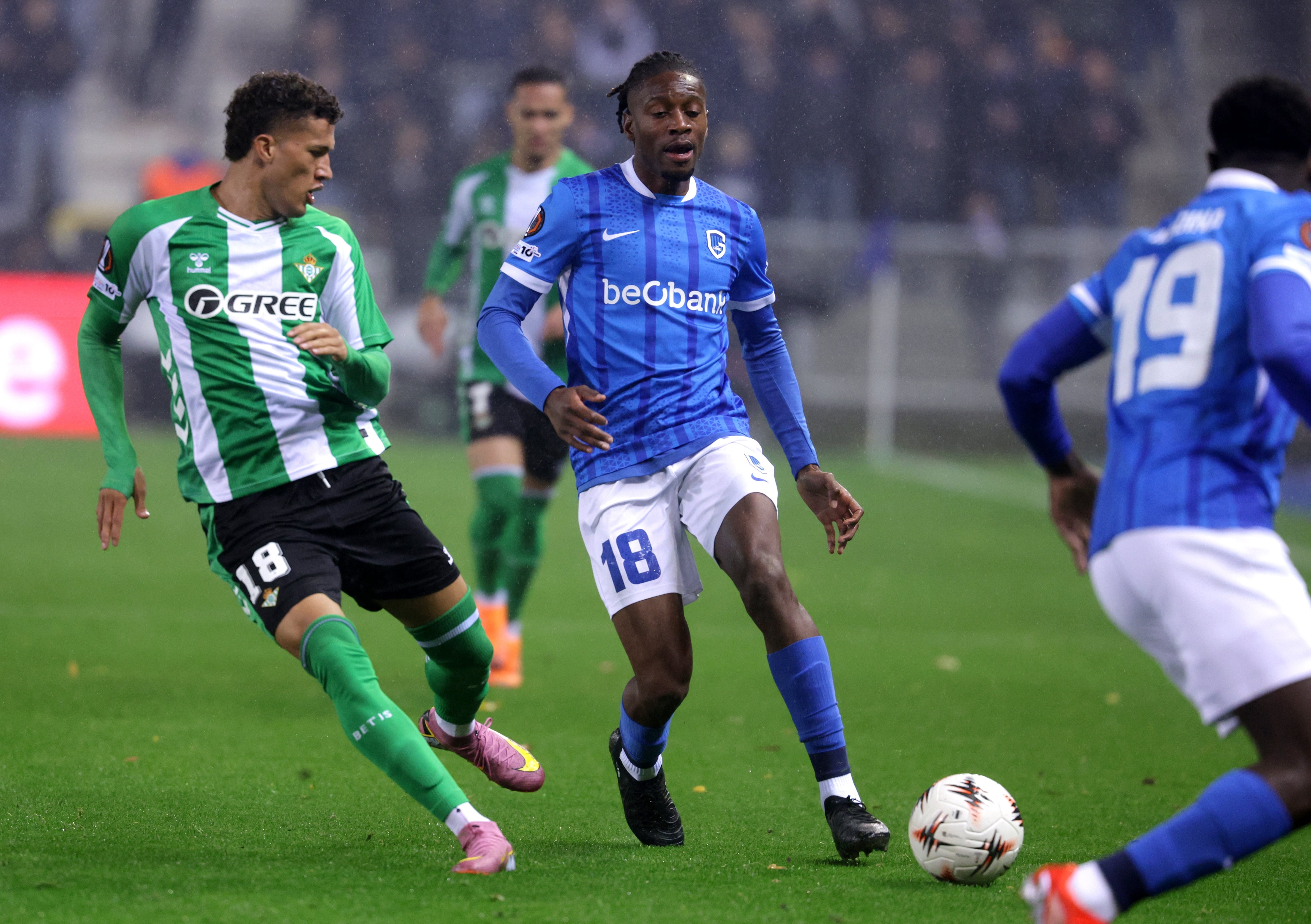 GENK (Belgium), 23/10/2025.- Joris Kayembe (C) of Genk in action against Nelson Deossa (L) of Betis during the UEFA Europa League league phase match between KRC Genk and Real Betis Balompie, in Genk, Belgium, 23 October 2025. (Bélgica) EFE/EPA/OLIVIER MATTHYS

