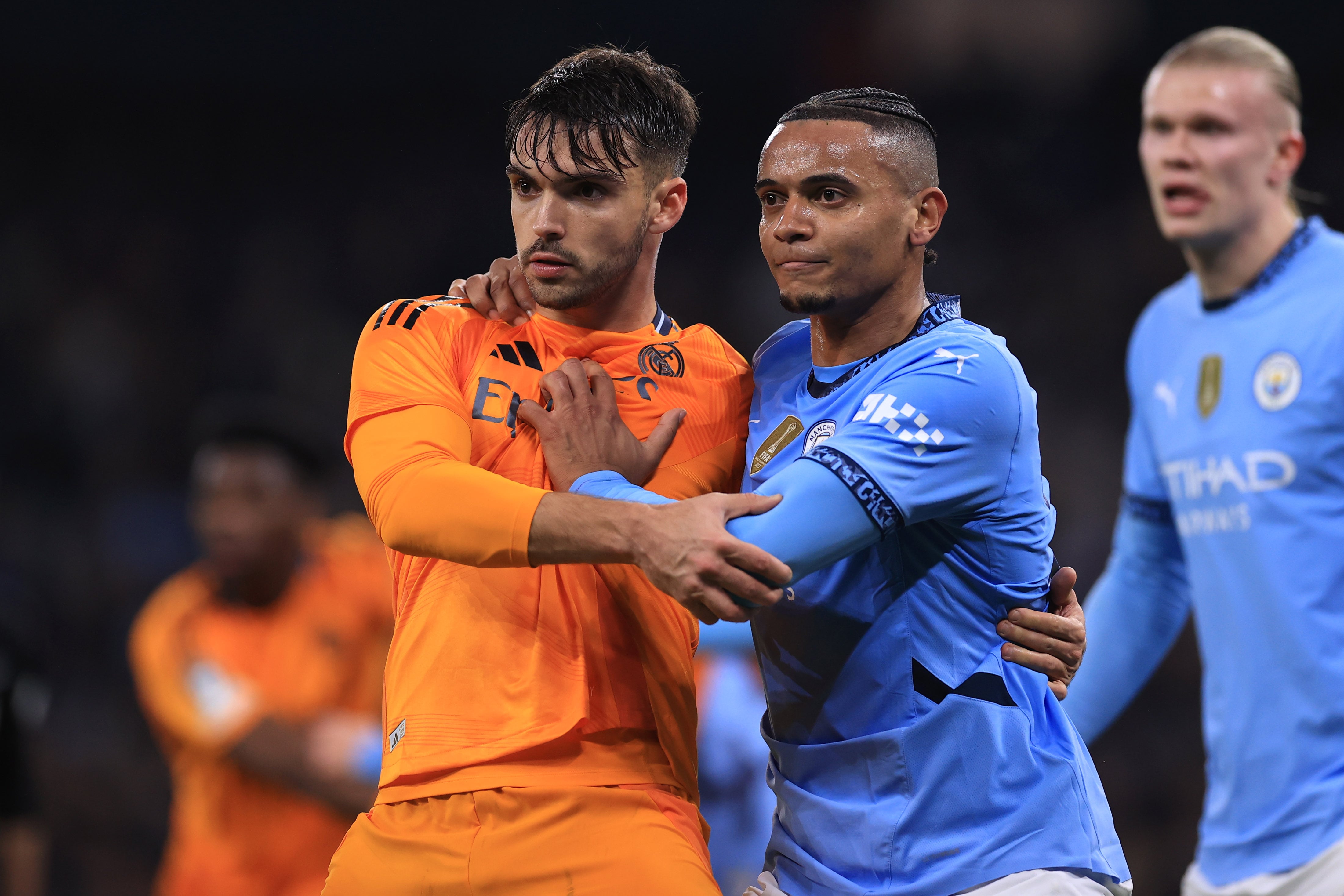 Raúl Asencio y Manuel Akanji pugnan por ganar la posición durante el City-Madrid