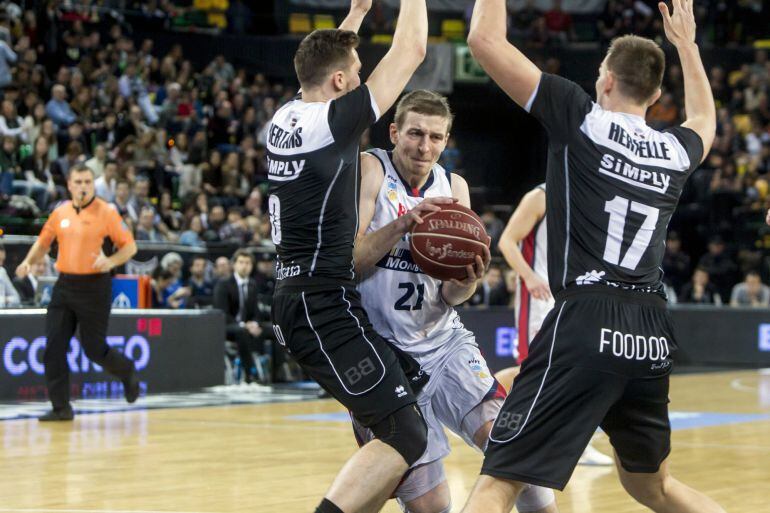 Dairis Bertans y Axel Hervelle, del Dominion Bilbao Basket, y Adam Waczynski, del Rio Natura Monbus Obradoiro, durante el último partido de la primera vuelta