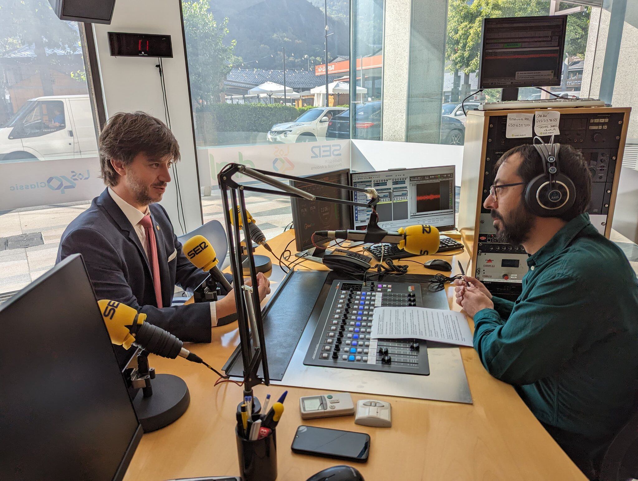 El Síndic General, Carles Enseñat, als estudis de SER Andorra.