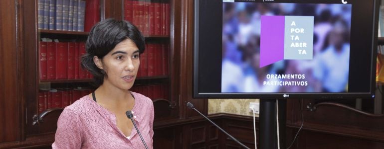 Claudia Delso explica el proceso de votación de A Porta Aberta