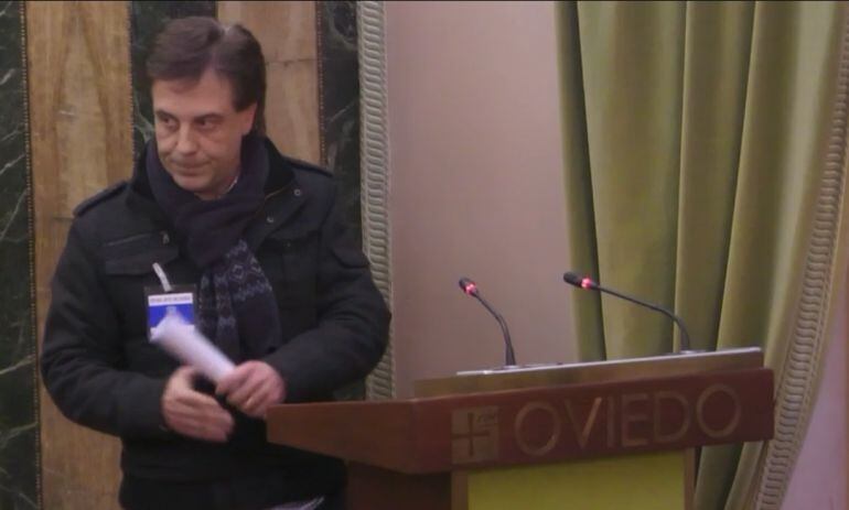 Manuel Arnaldo, representante de ASOTAXI, tras su intervención en el Pleno de Oviedo.