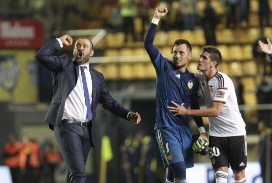 GRA143. VILLARREAL (CASTELLÓN), 02/11/2014.- El entrenador del Valencia, el portugués Nuno Espirito Santo (i) y los jugadores Diego Alves (c) y Rodrigo de Paul celebran su victoria ante el Villarreal en el partido de la décima jornada de liga en Primera División que se disputa en el estadio del Madrigal de Villarreal. EFE/Domenech Castelló