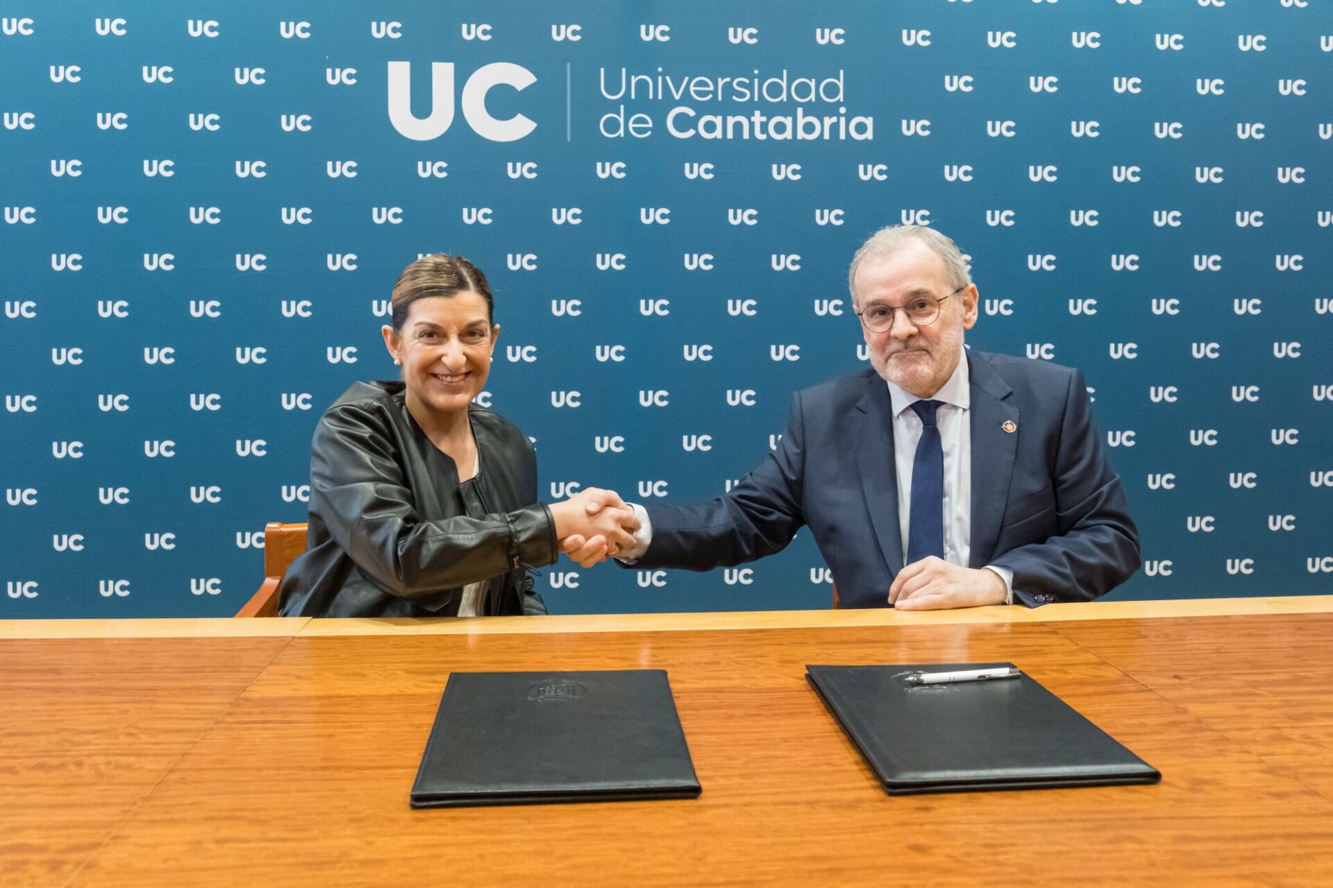 María José Sáenz de Buruaga y Ángel Pazos en la firma del Contrato-programa 2024