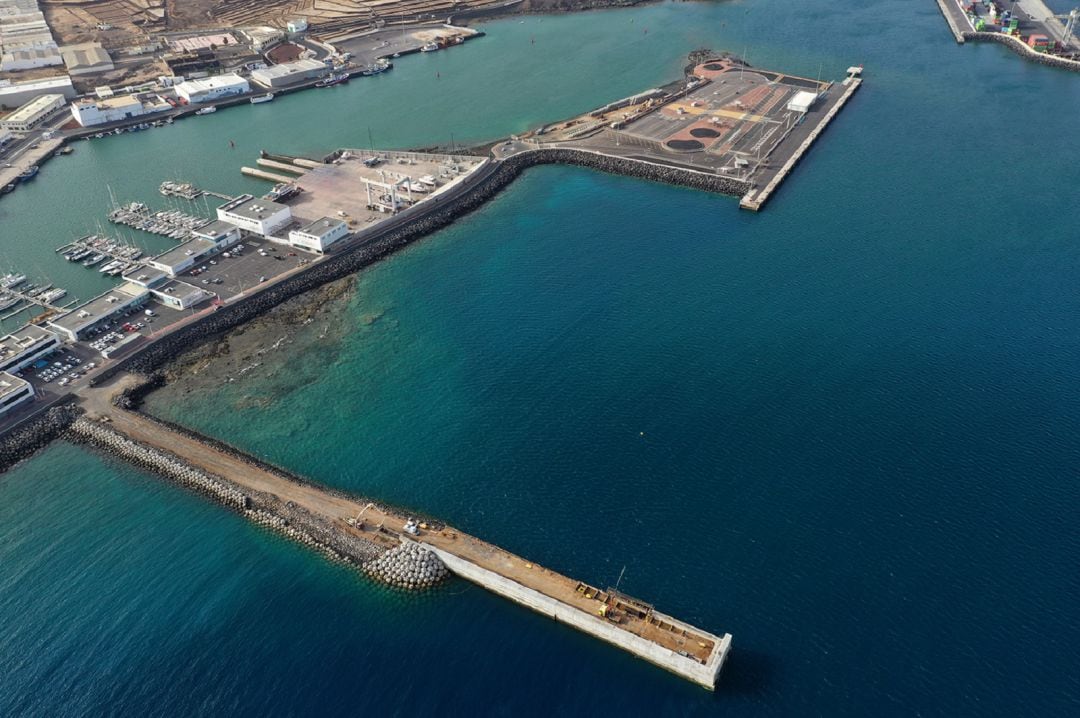 Contradique sur del muelle de cruceros en Arrecife.