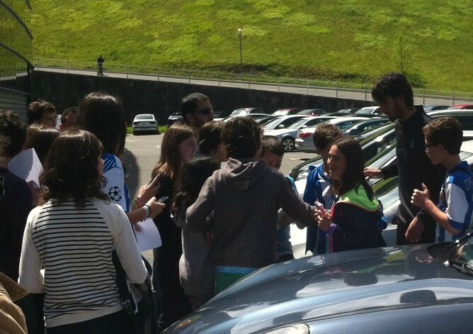 Carlos Martínez firma autógrafos y se saca fotos con los muchos seguidores que se han acercado hoy a Zubieta.