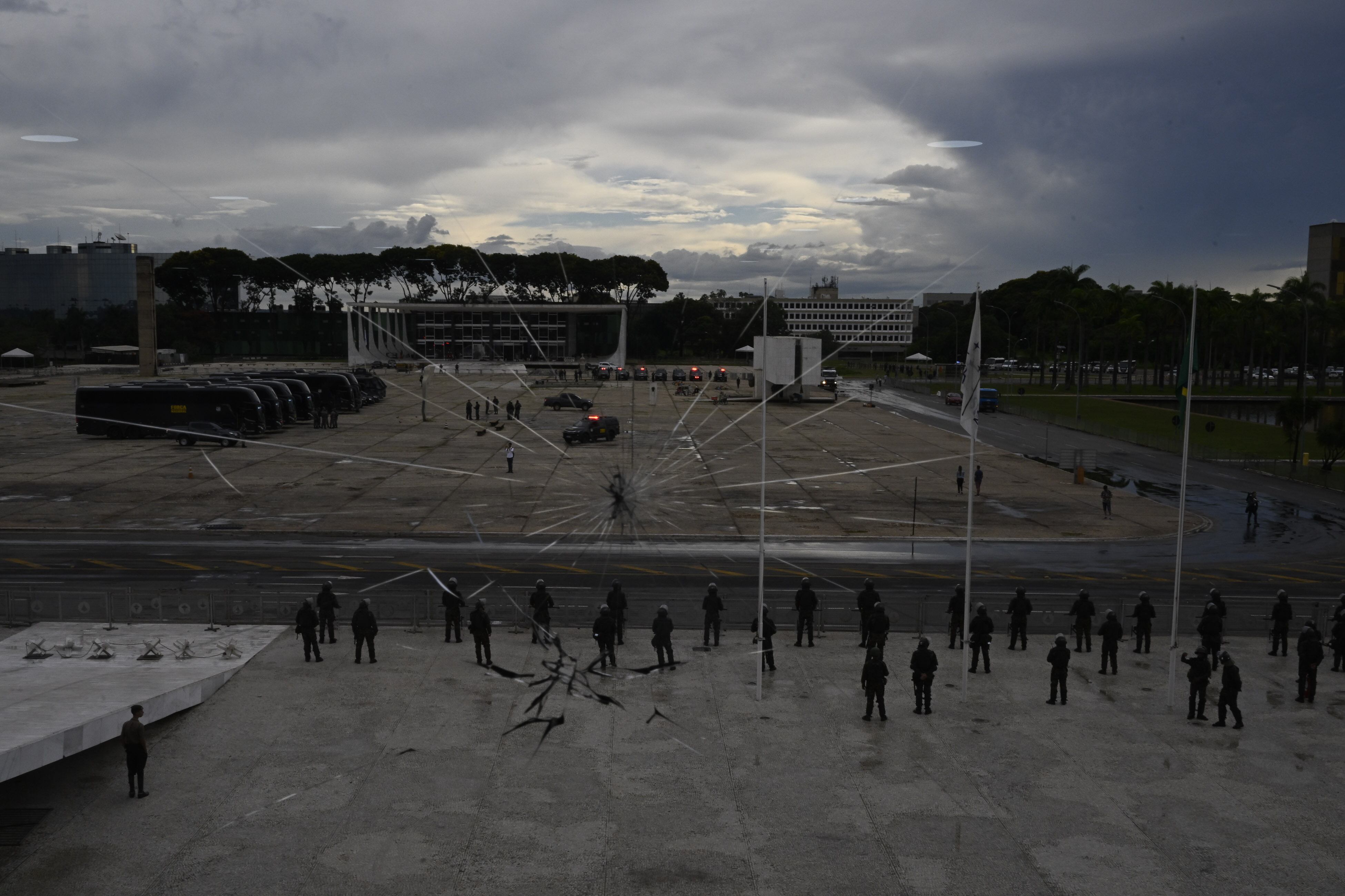 El gran despliegue policial frente a la corte suprema en Brasilia este miércoles, a la espera de una gran manifestación que nunca se produjo