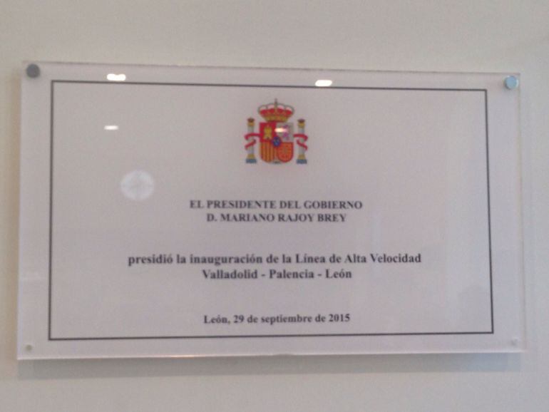 Placa que descubrirá hoy Mariano Rajoy en la Estación de Palencia.
