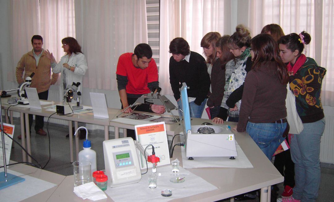 Taller de una edición anterior de la Semana de la Ciencia en la EPS de Linares.