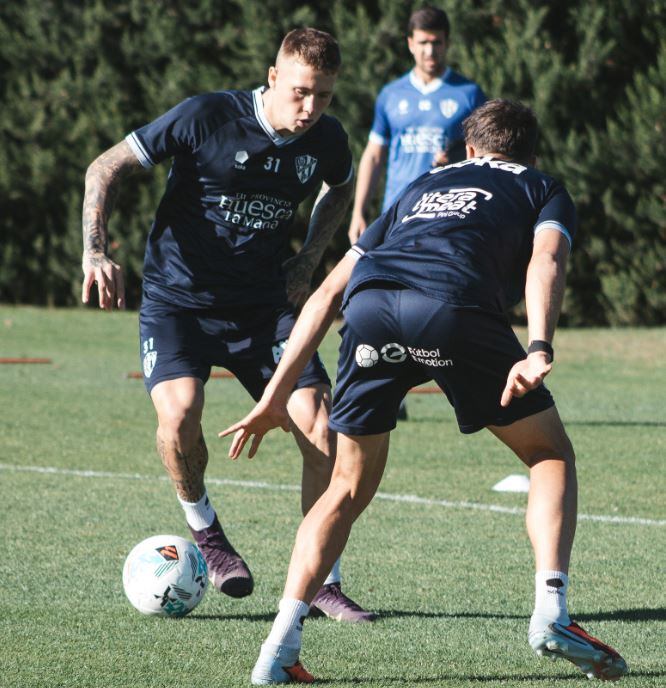 Diego Aznar durante un entrenamiento de la SD Huesca se ha lesionado de gravedad