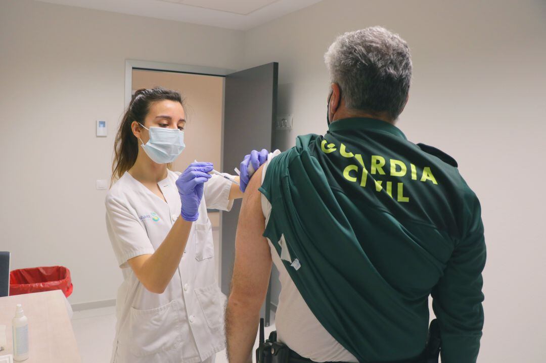 Vacunación agente Guardia Civil