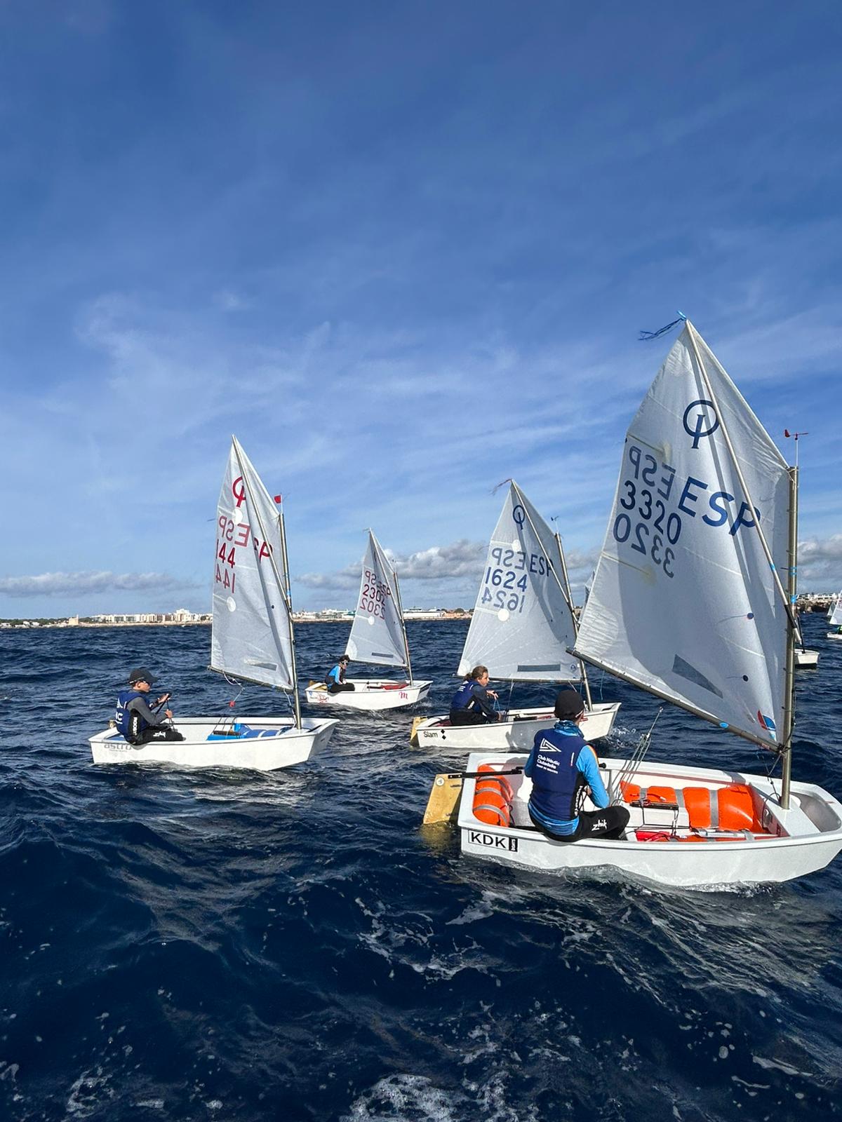 Més de 60 joves van competir a la badia de Ciutadella.
