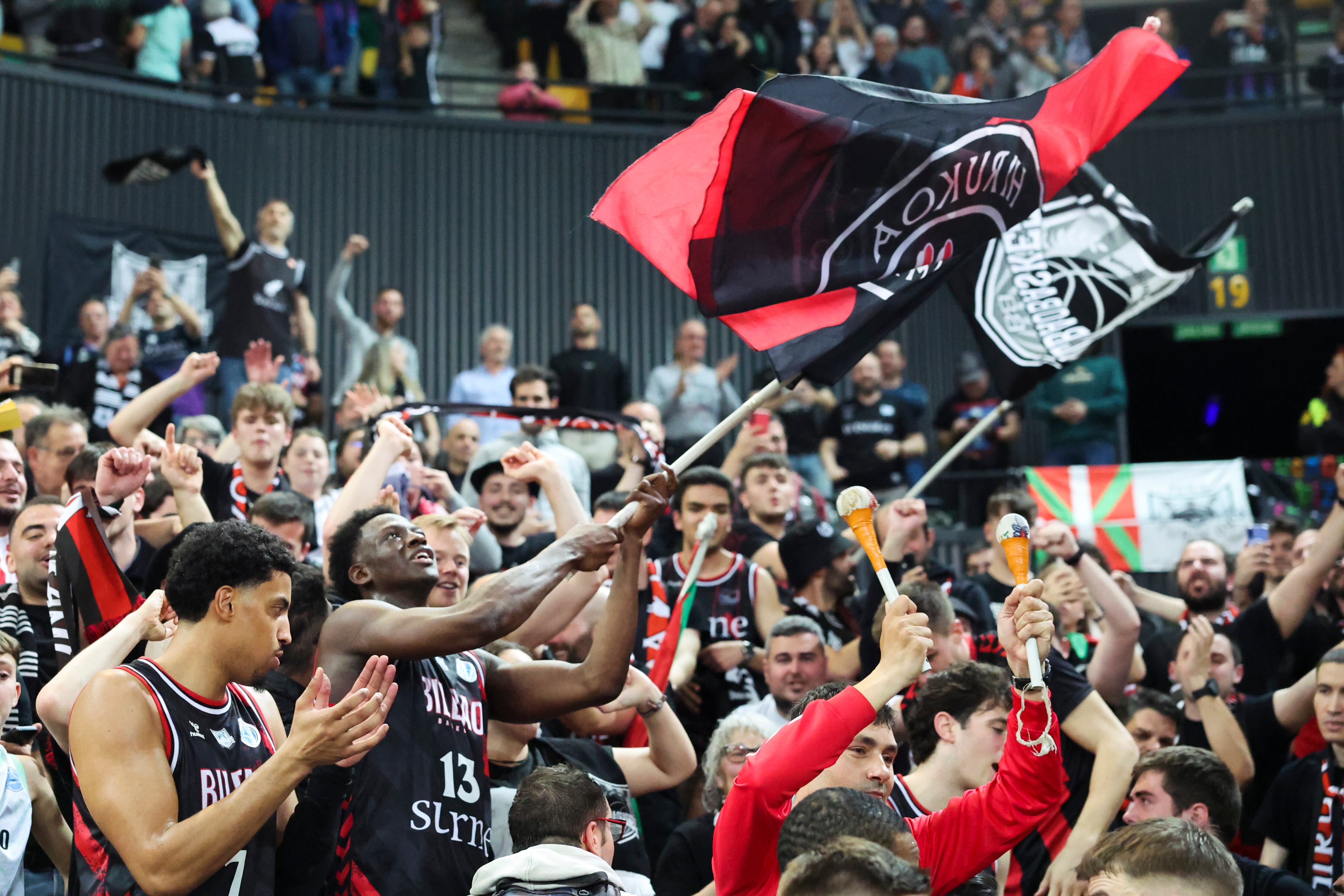 BILBAO , 02/04/2025.- Los jugadores del Bilbao Basket celebran la victoria con su afición en el partido de vuelta de semifinales de la Copa Europa FIBA de baloncesto, este miércoles en el Bilbao Arena. EFE/ Luis Tejido