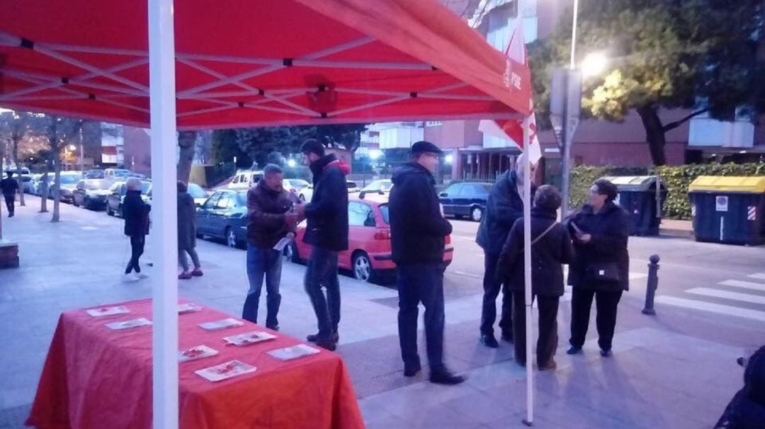 Mesa informativa del PSOE de Móstoles