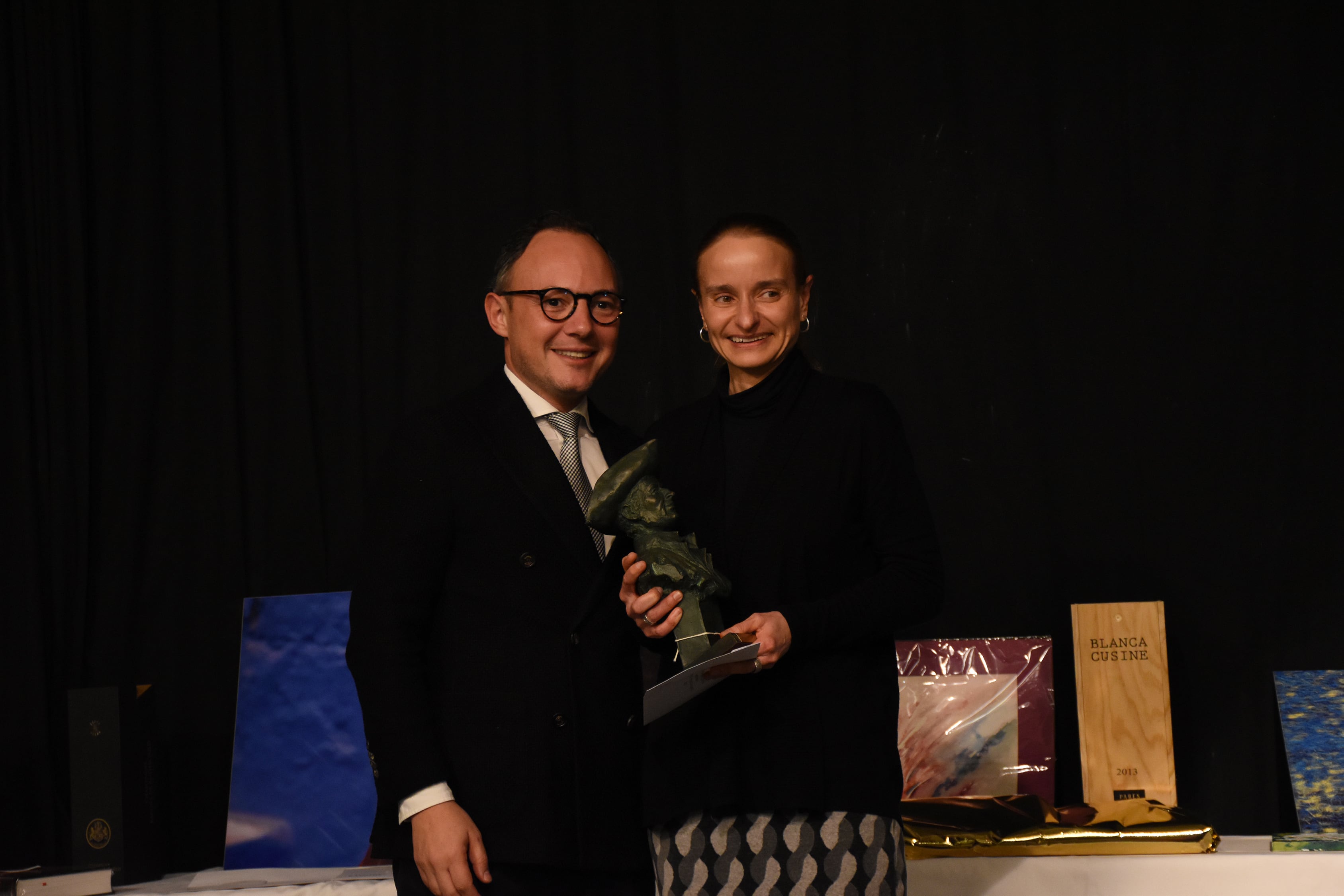 La guanyadora del premi Fiter i Rossell de novel·la, Cristina Canut, rebent el guardó de mans del cap de Govern, Xavier Espot, en el marc de la Nit Literària.